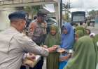 Polisi Berbagi Snack dan Susu untuk Pelajar Terdampak Erupsi Gunung Semeru