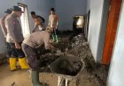 Polisi Bersihkan Rumah Warga Terdampak Erupsi Semeru di Dusun Sumbersari Lumajang